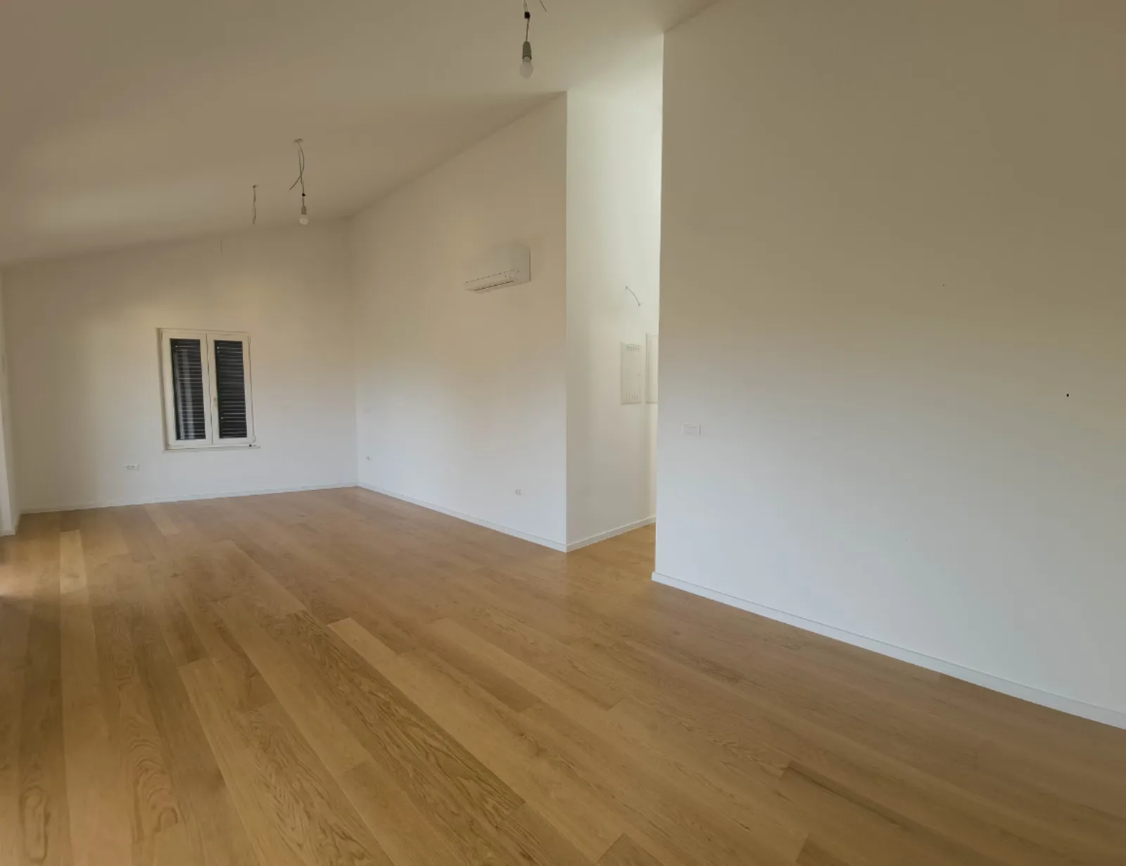 Prazna soba s parketom, apartman na Malom Lošinju, 4. stan