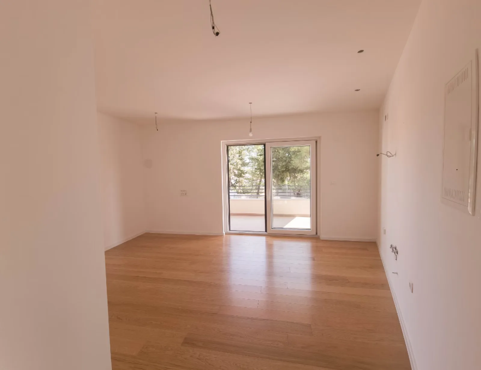Prazna soba s parketom i izlazom na terasu, apartman na Malom Lošinju, 2. stan