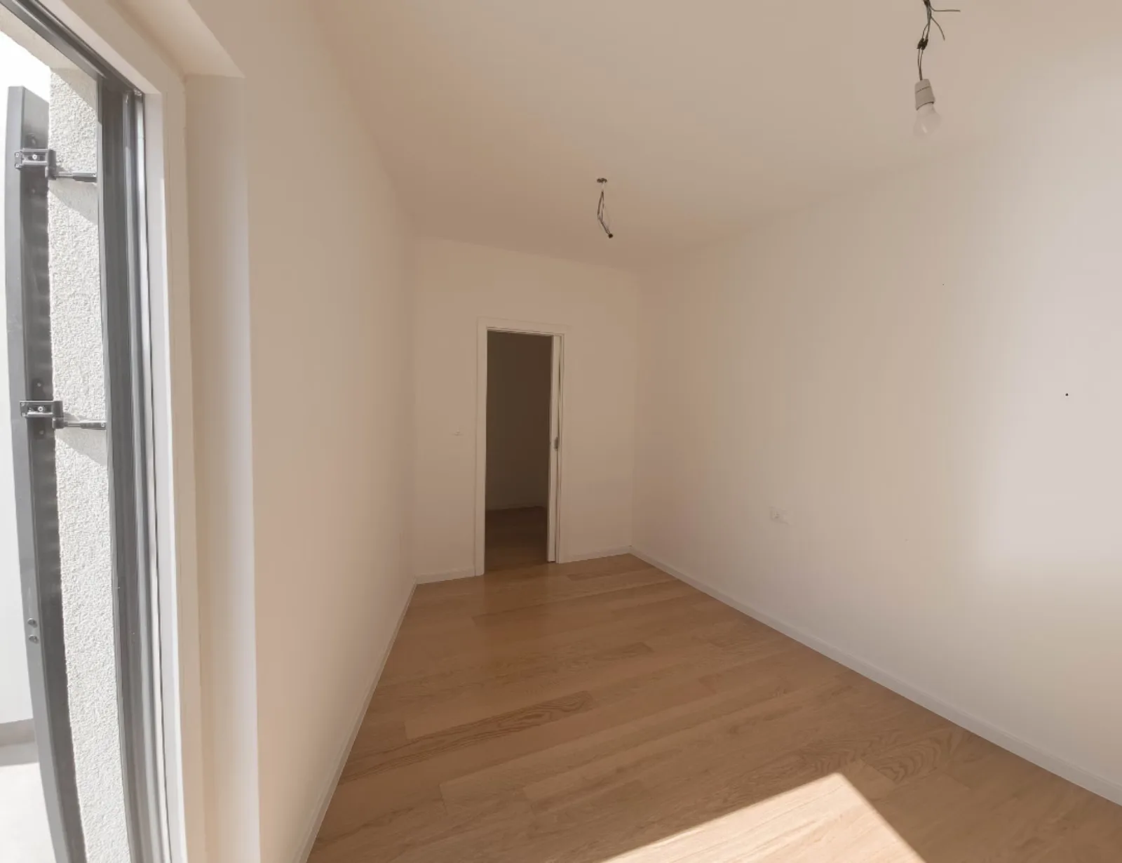 Prazna soba s velikim prozorom, apartman na Malom Lošinju, 2. stan