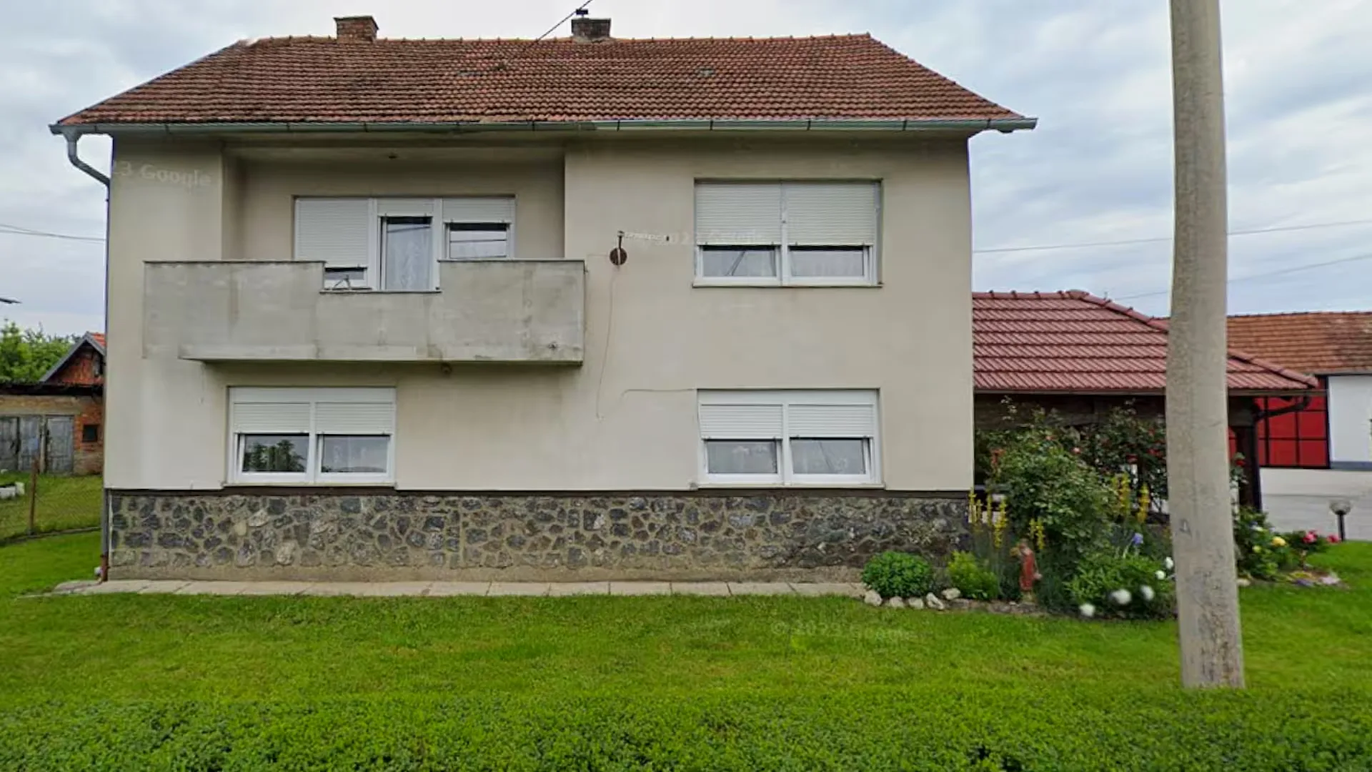 Pročelje katnice s balkonom i kamenim soklom, kuća u Novom Marofu