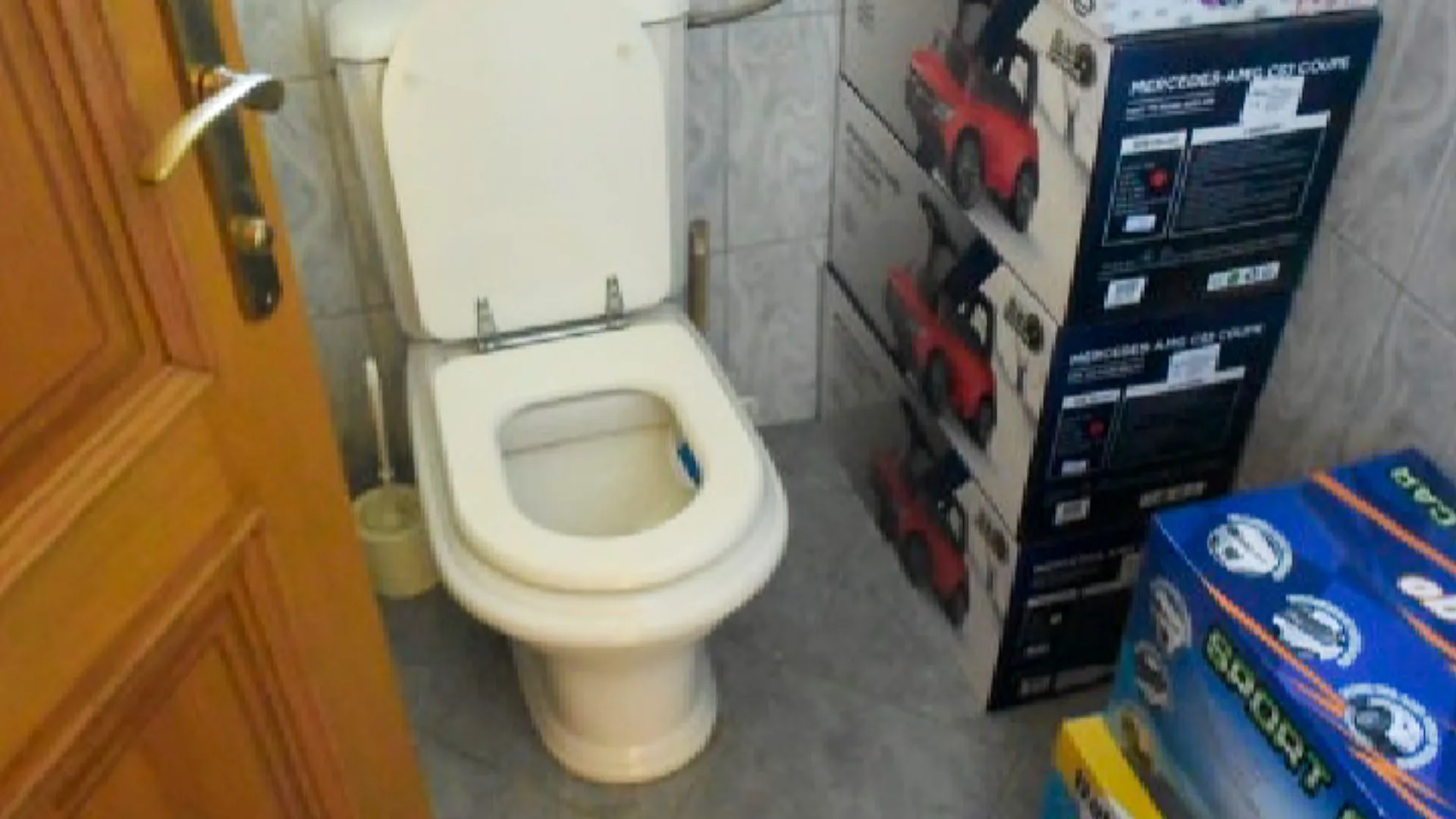 Sanitarni čvor s WC školjkom, poslovna zgrada u Sračincu