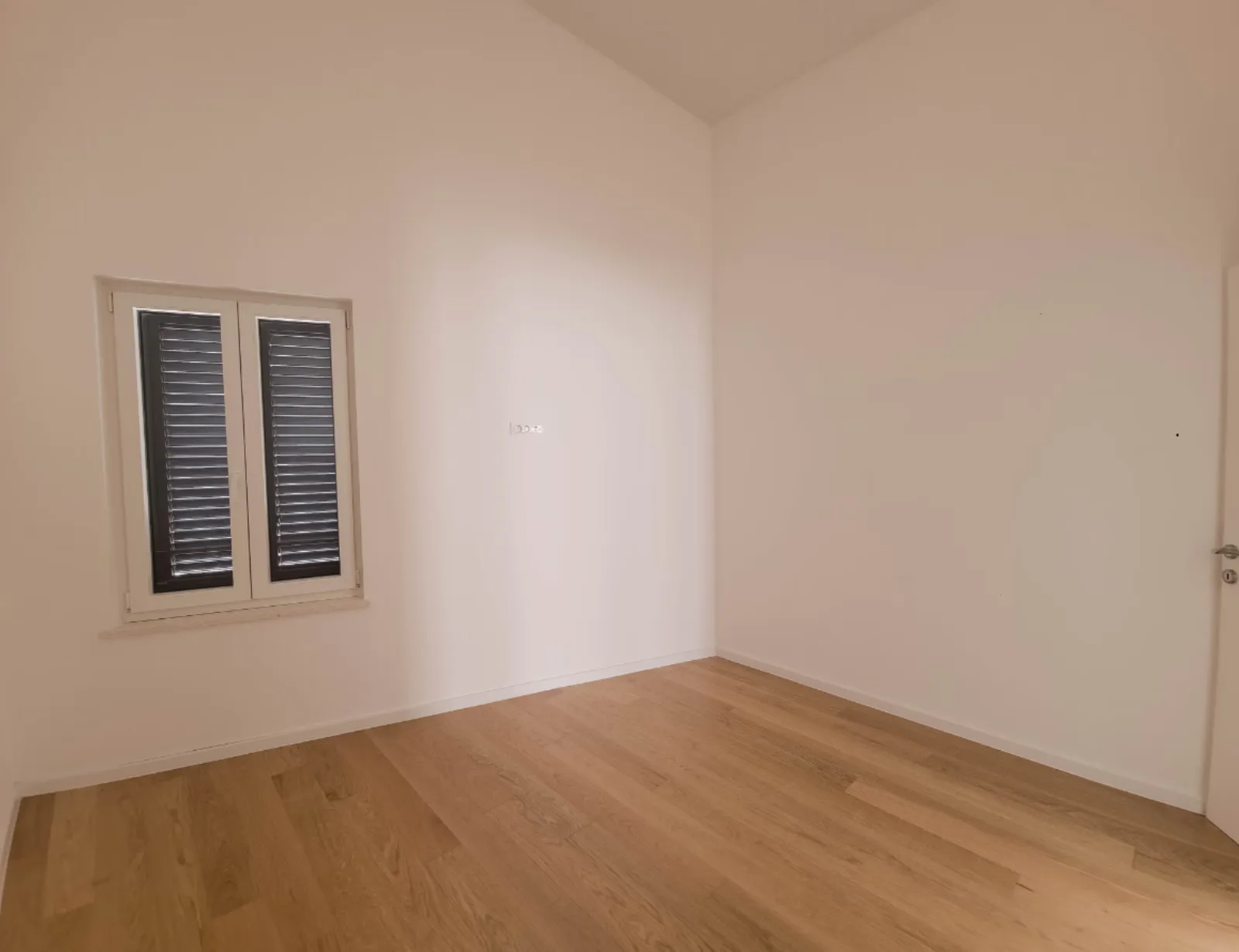 Soba s drvenim škurama na prozoru, apartman na Malom Lošinju, 4. stan