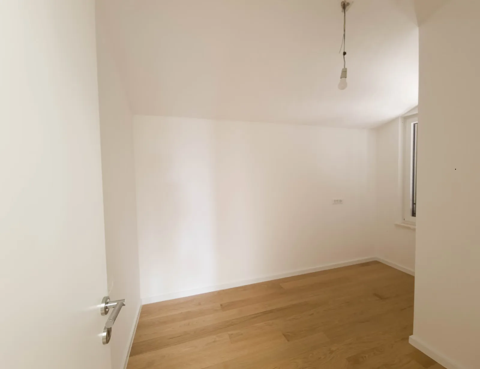 Soba s parketom i prozorom, apartman na Malom Lošinju, 4. stan