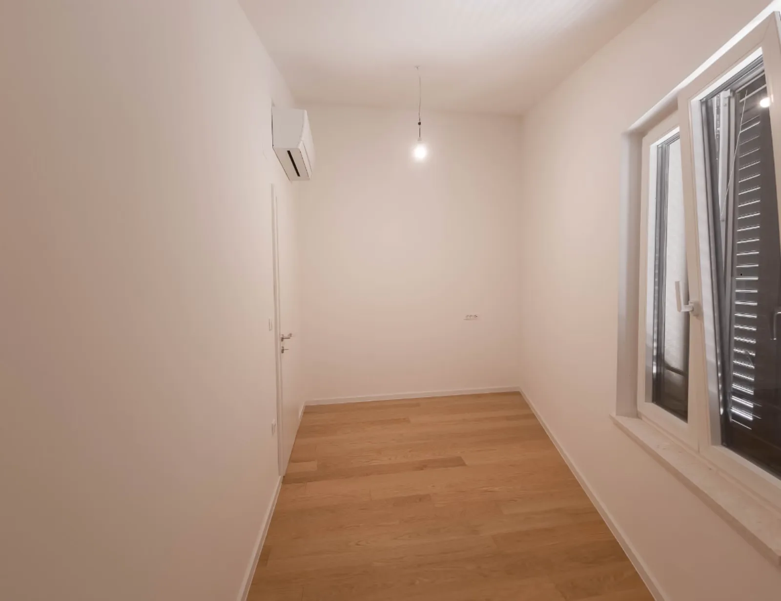 Soba s prozorom i klima uređajem, apartman na Malom Lošinju, 4. stan