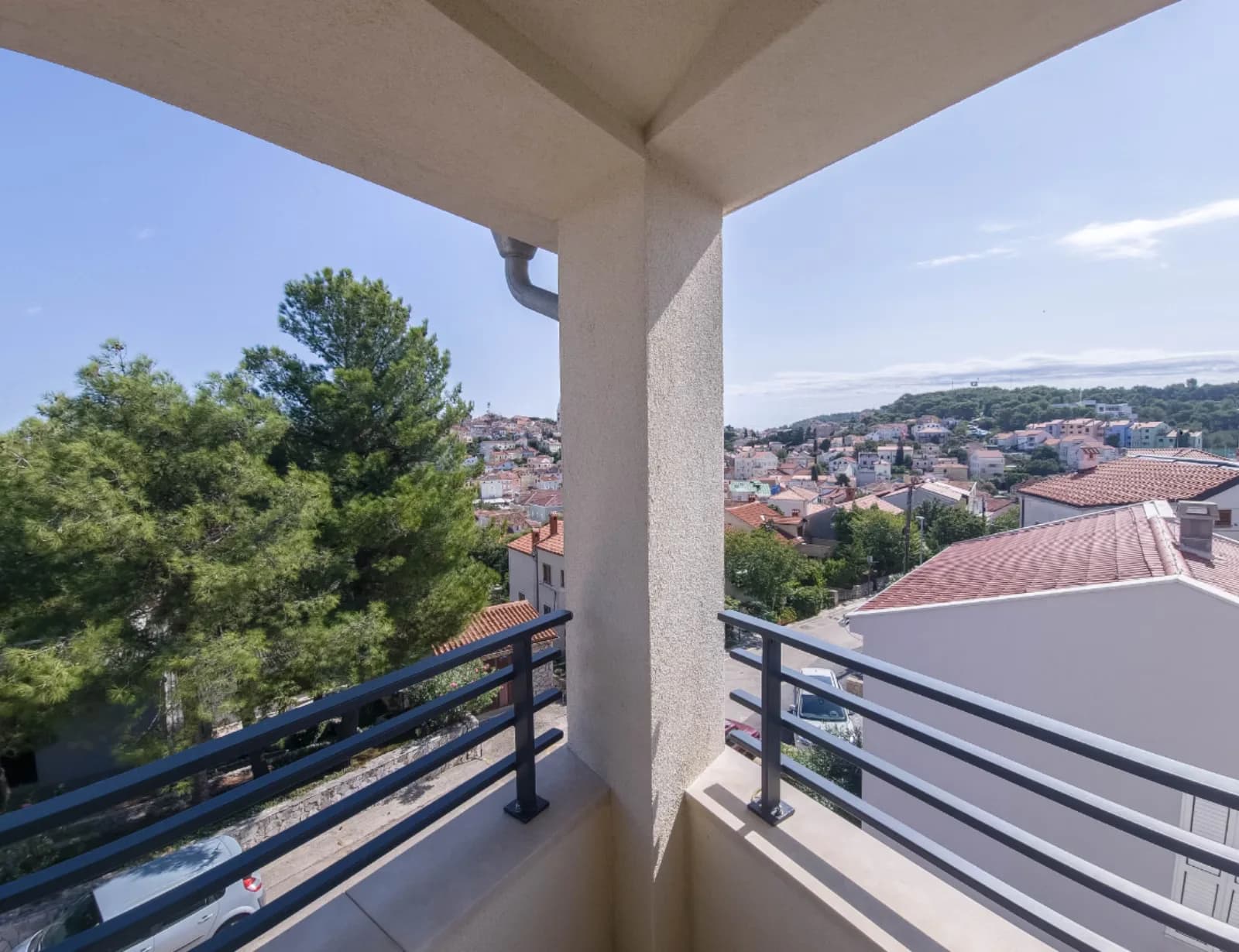 Terasa s pogledom na krovove i more, apartman na Malom Lošinju, 4. stan