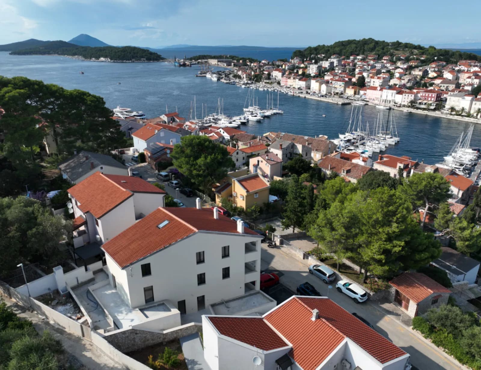 Zračni pogled na uvalu i marinu, apartman na Malom Lošinju, 1. stan