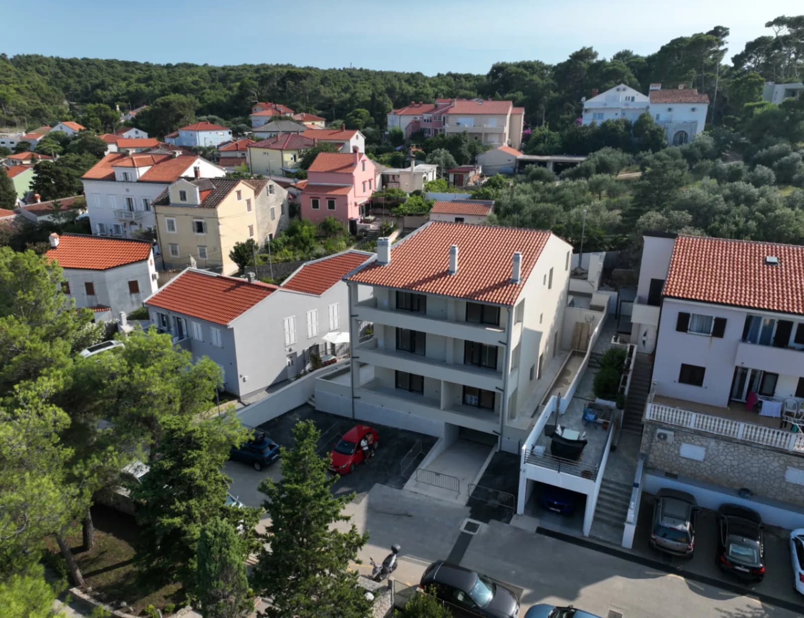 Zračni pogled na zgradu među borovima, apartman na Malom Lošinju, 1. stan