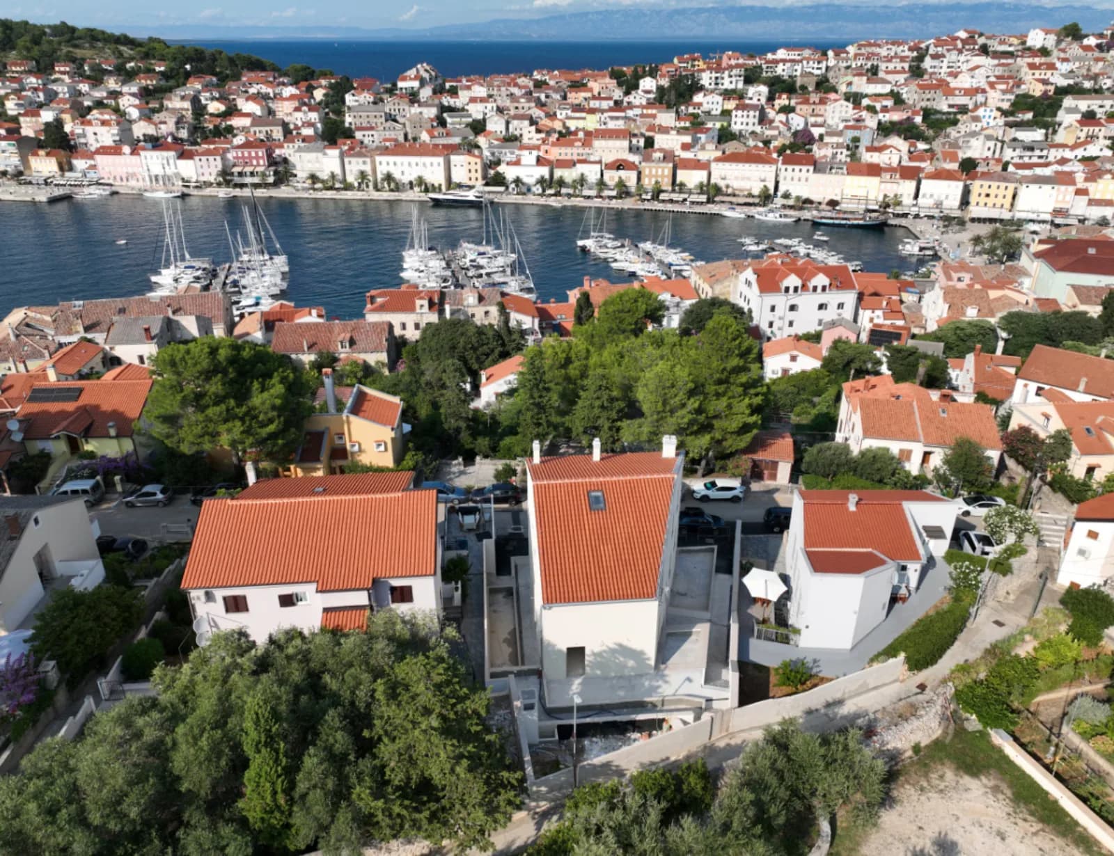 Zračni pogled na zgradu uz obalu, apartman na Malom Lošinju, 1. stan